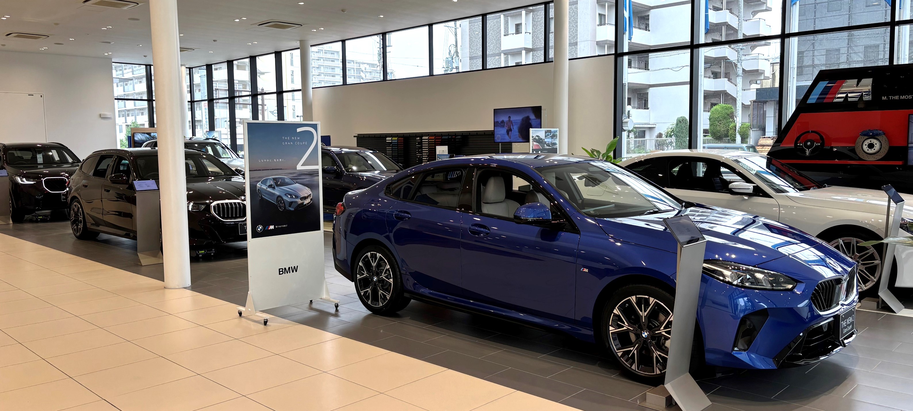 Osaka BMW 城東鶴見支店ショールーム